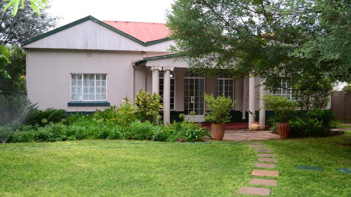 Bulawayo House | A beautiful spacious victorian house surrounded by a beautiful garden.