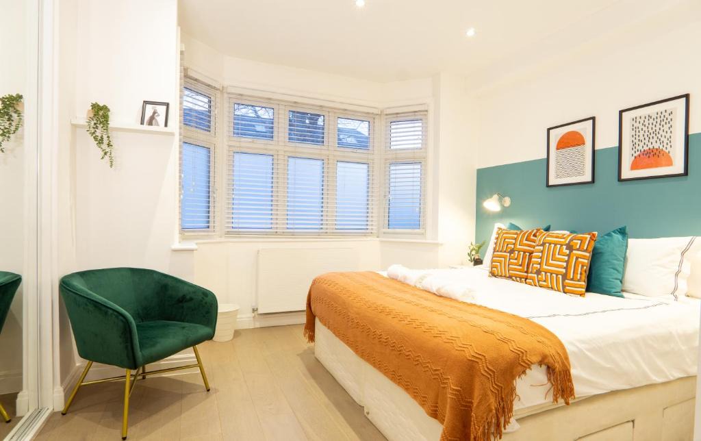 Hale Apartment | A beautiful Two Bedroom Flat with Garden & Parking