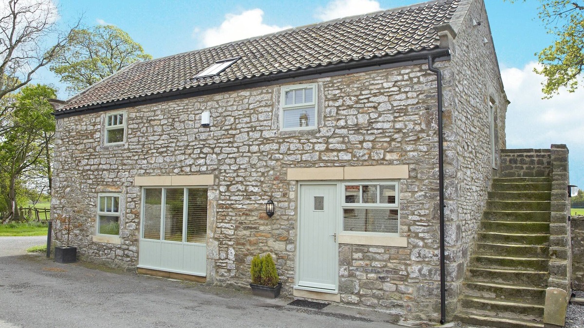 North Bitchburn Cottage | A beautifully finished, light and airy barn conversion where pets go free.