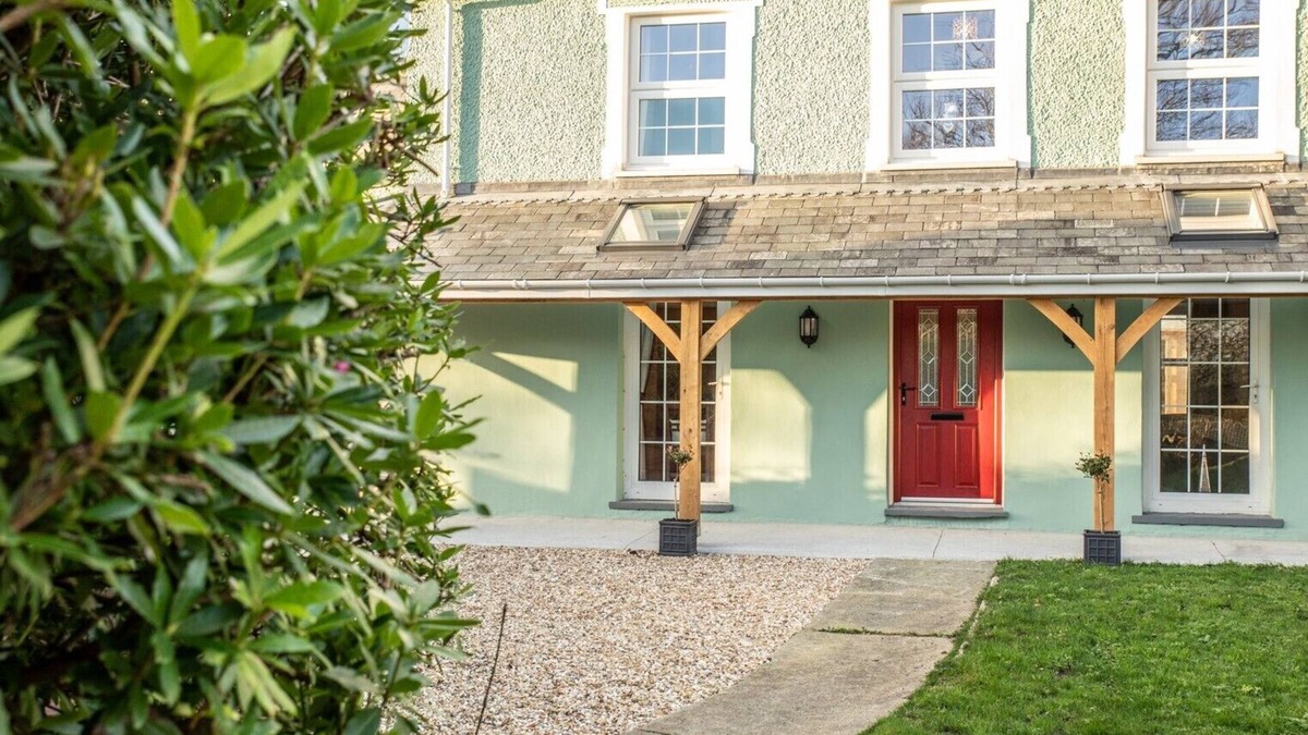 Aberporth House | A beautifully renovated farm house on the coast with a hot tub & outdoor bar