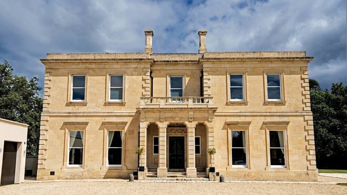Plastow Green House | A beautifully restored hall (PH)