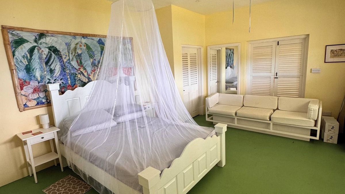 Union Vale Apartment | A Bequia traditional island hillside house overlooking beautiful Admiralty Bay