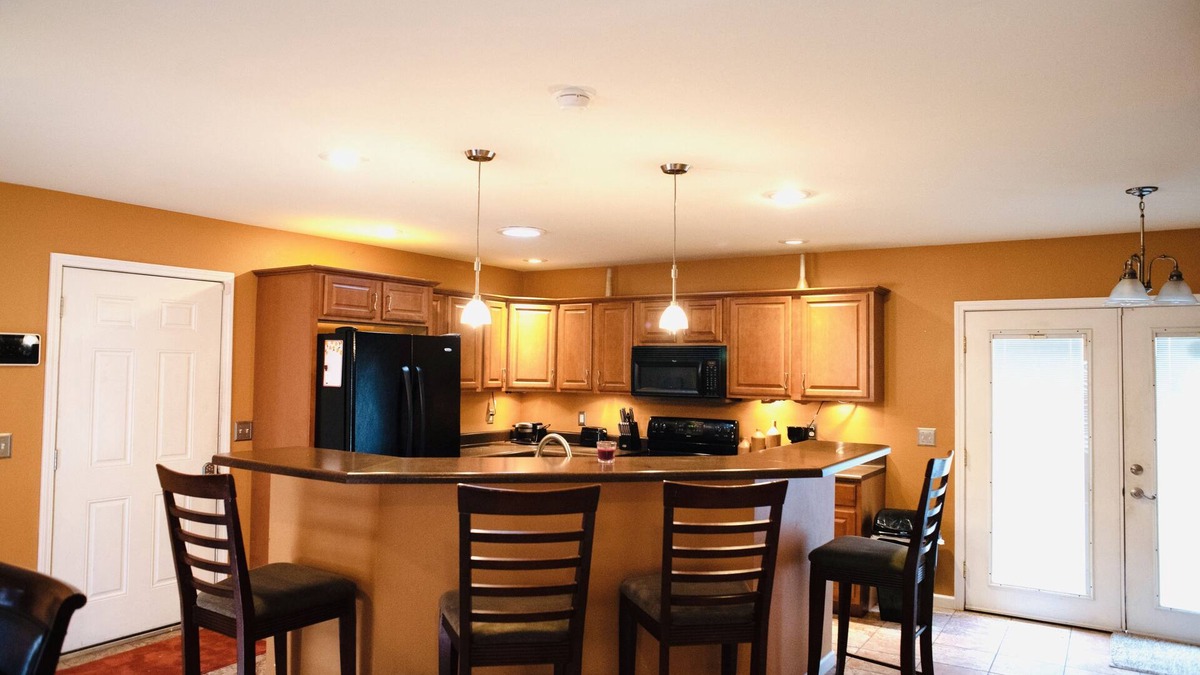 Mitchell House | A Big Sprawling house on a large lot -15 to Downtown St Louis
