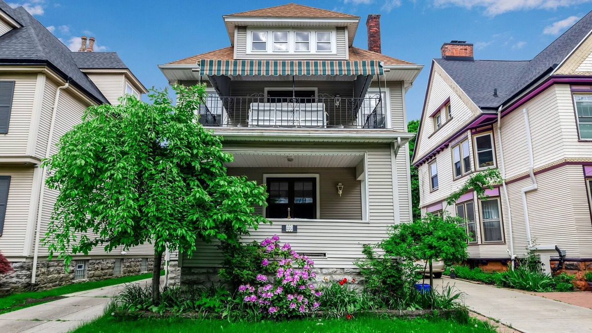 Front Park House | A Buffalo Gem in Elmwood Village. Centered between The Falls and Bills Stadium.
