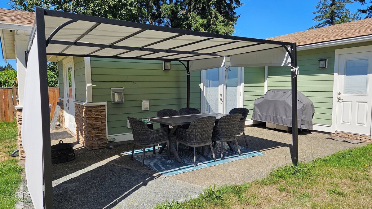 Regional District of Nanaimo House | A/C 2 bedroom carriage home in private Backyard in quiet neighborhood