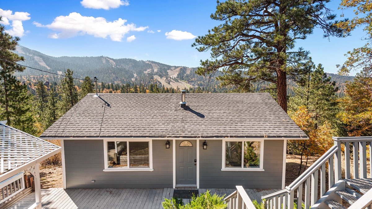 Upper Moonridge Cabin | A/C Central Air ! 5 STAR! BEAUTIFUL SLOPE VIEW! Close to everything.