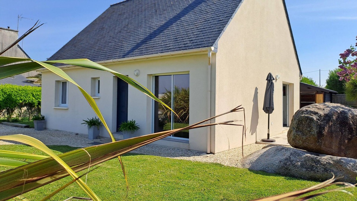 Porspoder House | A/C from 350€: House CLASSIFIED 4*; single-storey, seafront, enclosed garden, pets OK.