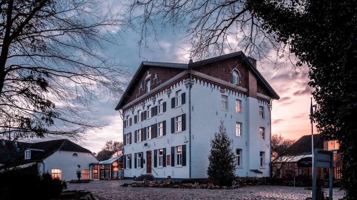 Baarlo Hotel | A Calm and Clean Stay Near Roermond Shops! Free Parking, Onsite Dining!