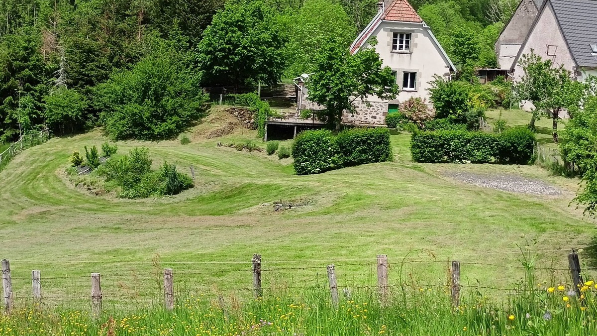Saint-Projet-de-Salers Cottage | A Calm & Rural Retreat