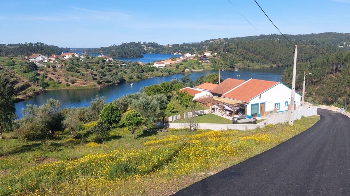 Abrantes Cottage | A Carpinteira Lake House - An authentic Portuguese country house by the lake!