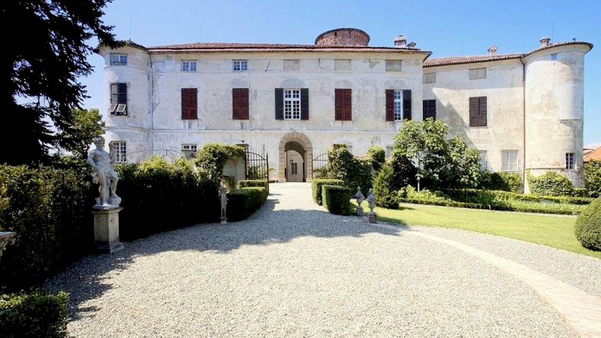 Rocca Grimalda Apartment | A Castle Stay in Wine Country