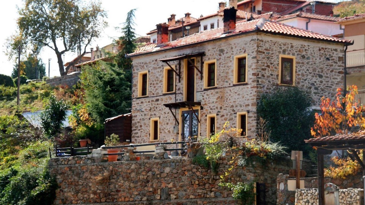 Sidirochori Villa | A century old stone House Overlooking The Kastoria Lake
