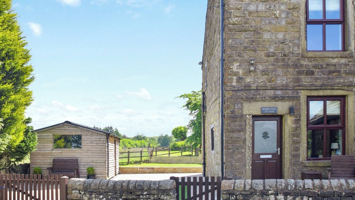 Oldham Cottage | A characterful, pet-friendly escape with local amenities.