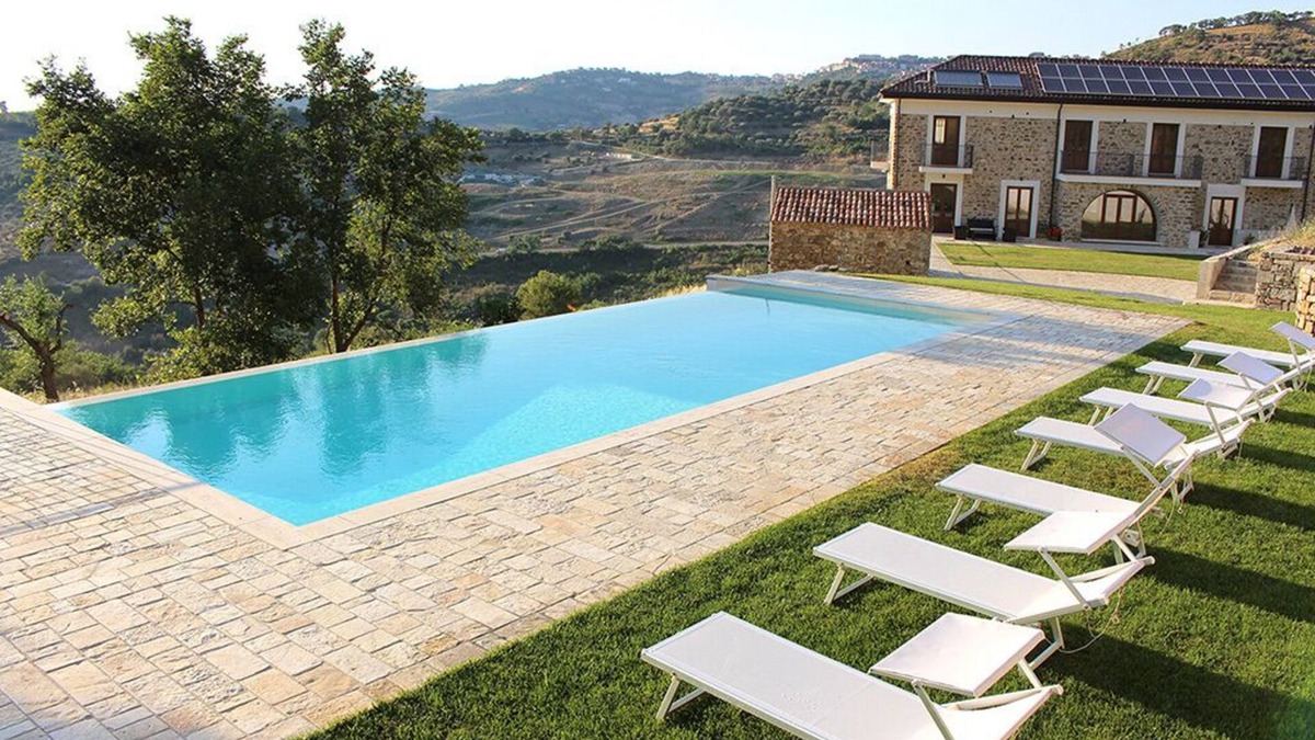 Torchiara Villa | A characteristic countryhouse in local stone immersed in the Cilento vineyards