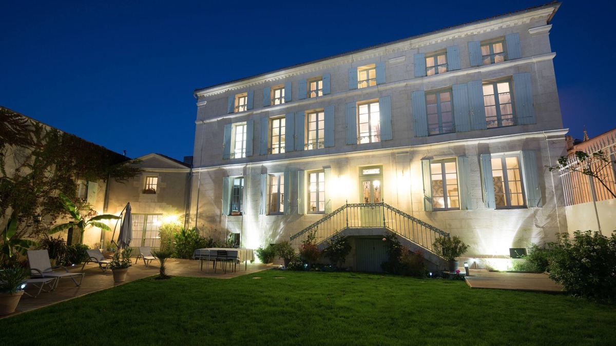 Pont l'Abbe d'Arnoult House | A Charentaise house in the heart of Saintonge