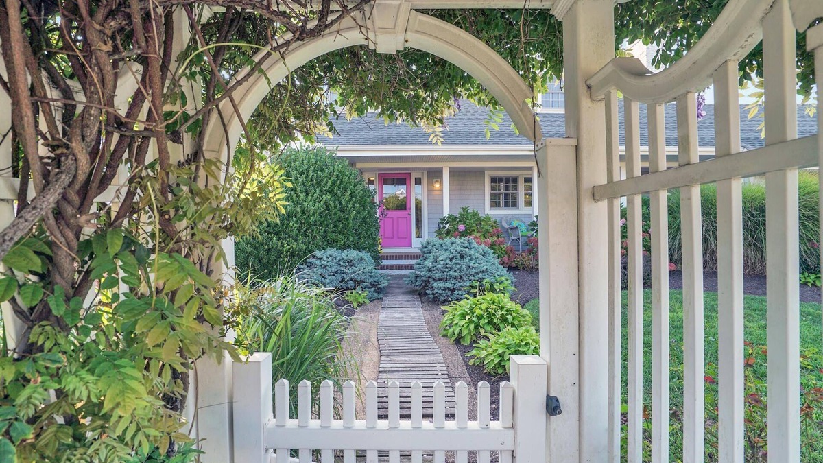 Avon House | A Charming 4 BR Home, King Suite Out-door deck, Pet Friendly!