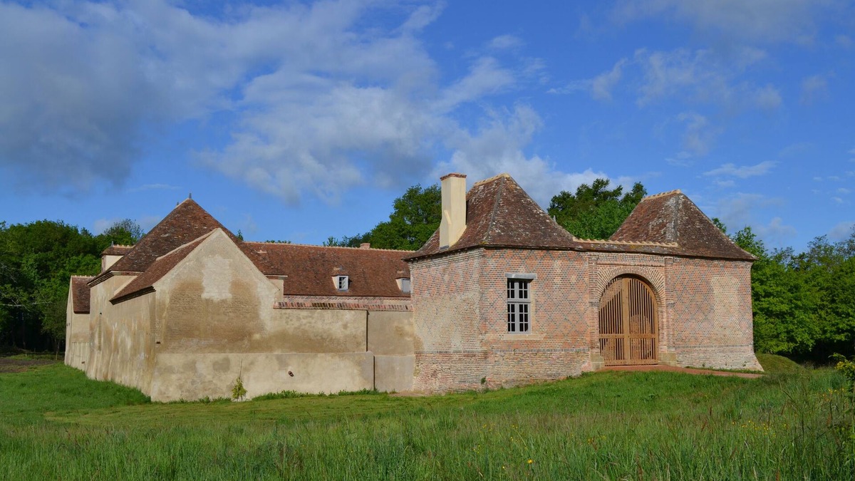 Chapeau Other | A charming and cozy little castle, surrounded by ponds. Nature, calm .