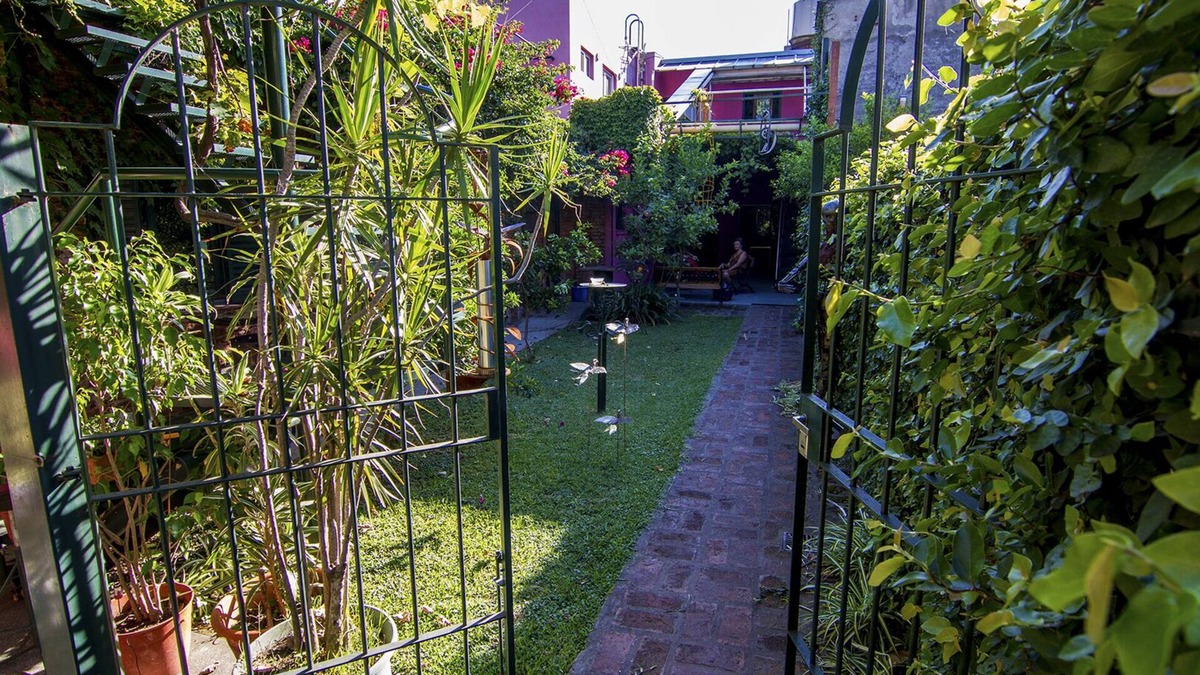 Florida House | a charming apartment-loft in the sculptor ´s home with a railway view