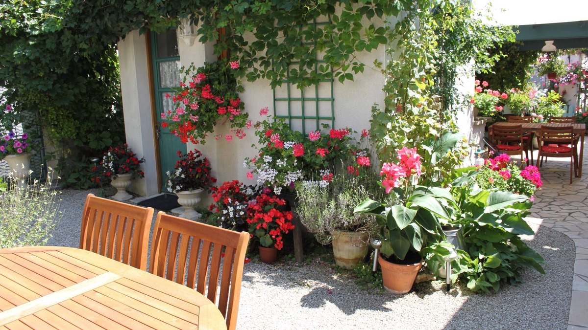 Beauvais sur Matha Cabin | A Charming Charentaise Converted Barn with courtyard garden and barbecue