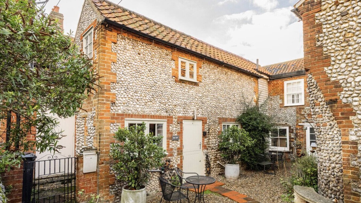 Holt House | a charming hideaway in Blakeney village