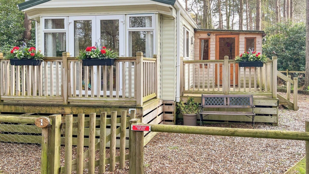 Weybourne Cottage | A charming lodge on the award-winning Kelling Heath site.