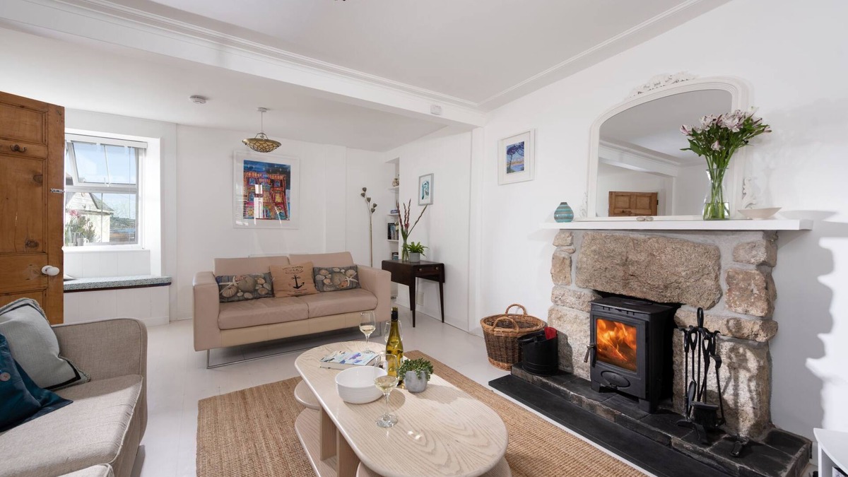 Marazion Cottage | A charming pet-friendly coastal cottage in Marazion jus a few metres from the sea with parking