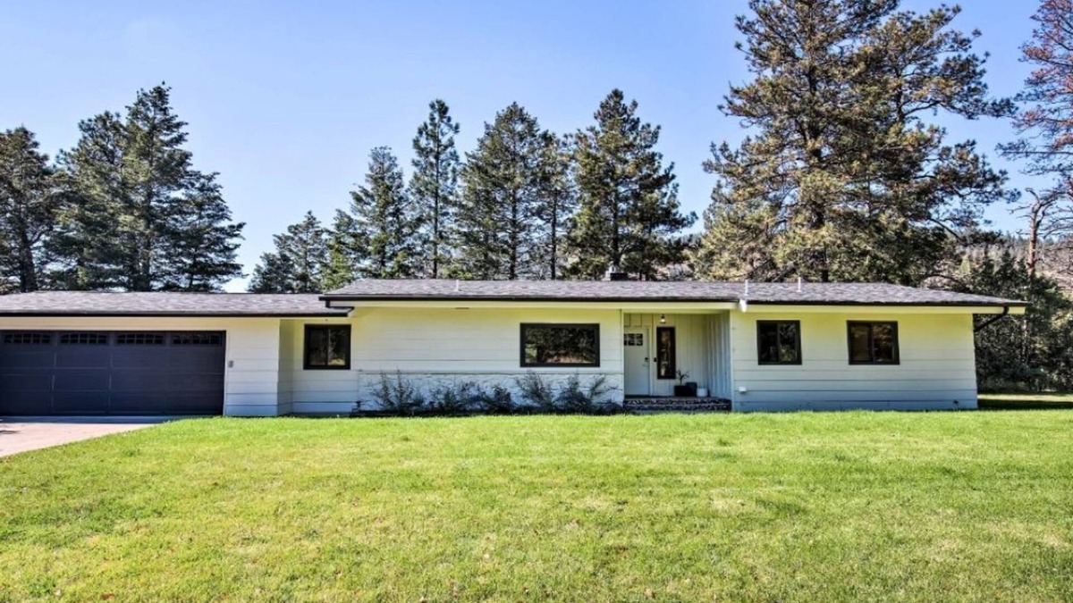 Missoula House | A charming riverfront 3-bedroom house bordering the Clark Fork River.