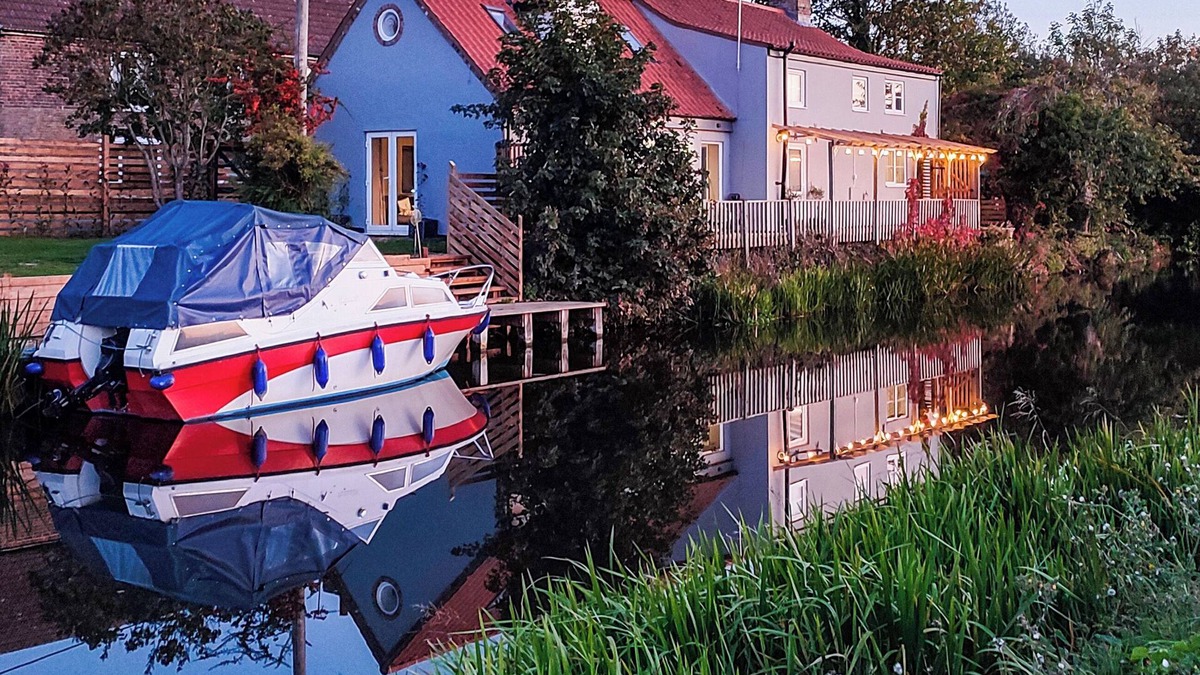 Wisbech Cottage | A charming riverside cottage in Upwell, accommodating up to 10 guests.