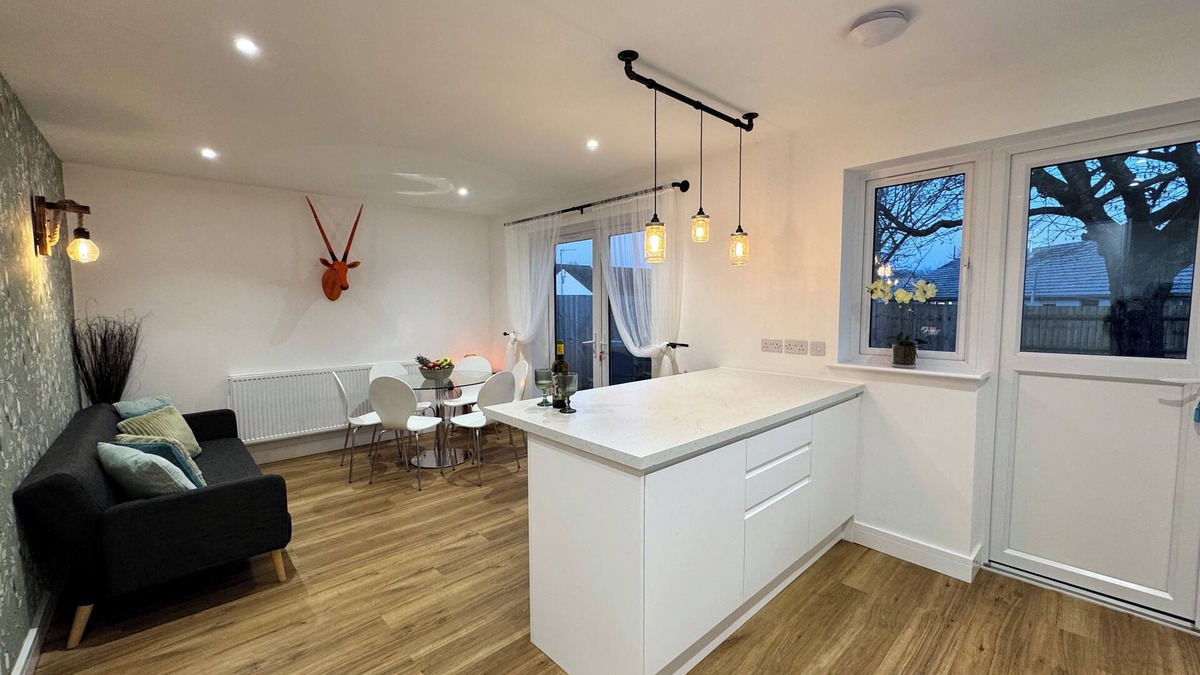 Bicester House | A Charming, Stylish & Spacious 3-Bedroom Mid-Century Homestay in Upper Heyford