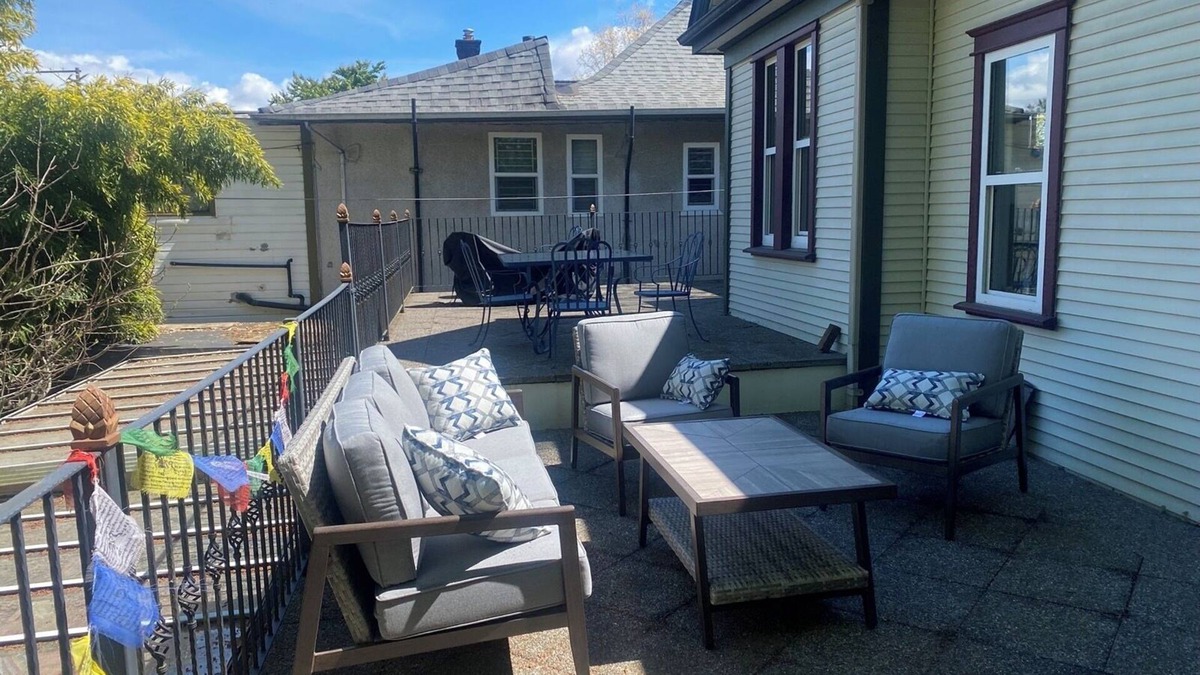 Strathcona House | A charming summer stay in a quiet neighbourhood close to downtown.