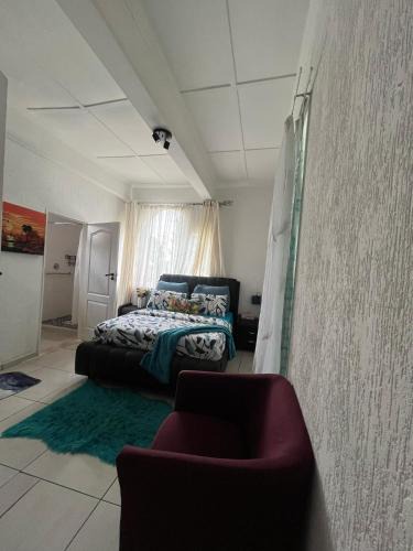Greater Johannesburg Metropolitan Area Apartment | A Cheerful Furnished Bedroom Retreat