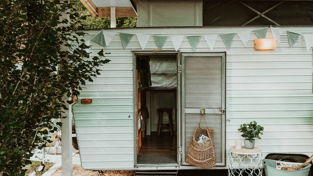 Mylor House | A chic vintage caravan in an idyllic setting.nPure escapism in the Hills.