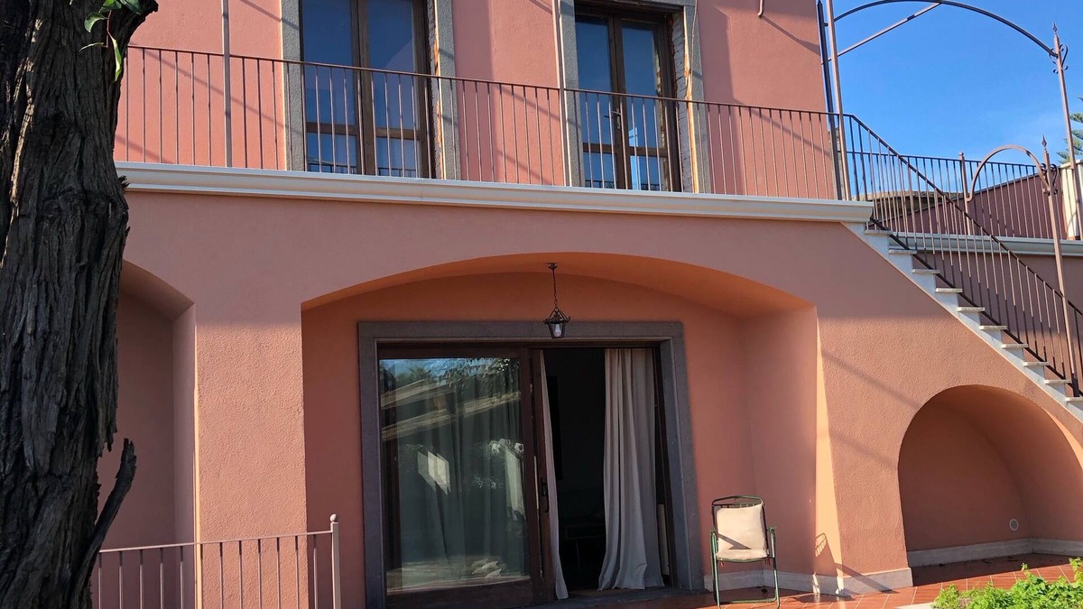 Fondachello Villa | A Circa Seicento Metri dal Mare la Villetta è Circondata da Giardino e Tettoia