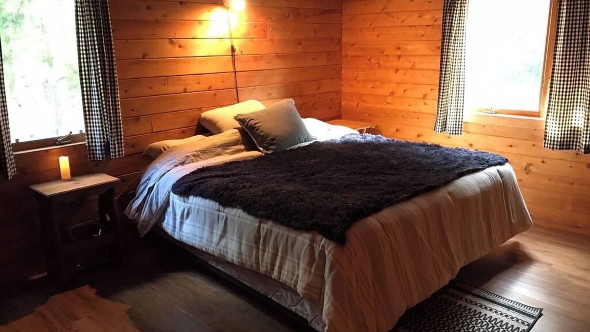 Beddington Cabin | A classic Maine cabin for a taste of camp living in any season!