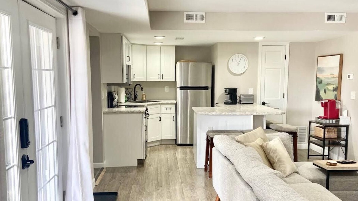 Belleville Apartment | A clean luxury suite on a lakeside view with city amenities within 5 minutes.