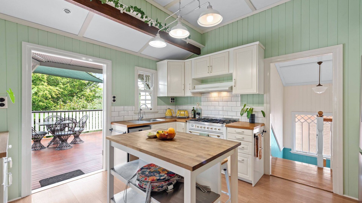 Woolloongabba House | A Colourful Life! 4Bed/2.5Bath/1Car ~ Queenslander