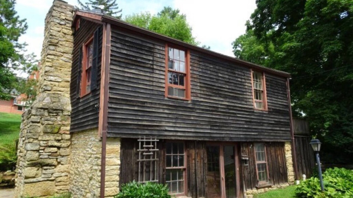 Mineral Point Cottage | A Comfy Cozy Cottage on Clowney