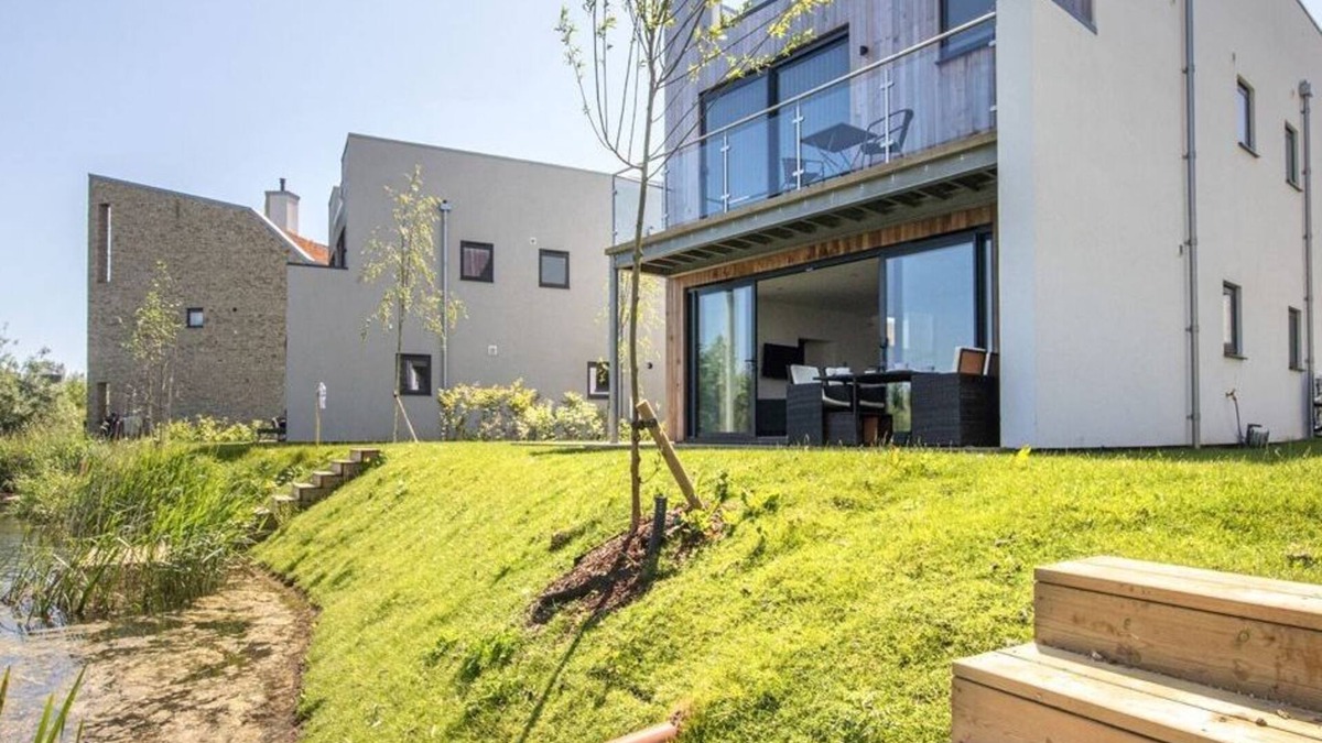 Malmesbury House | A contemporary glass fronted lake side home that sleeps 8 guests in 4 bedrooms