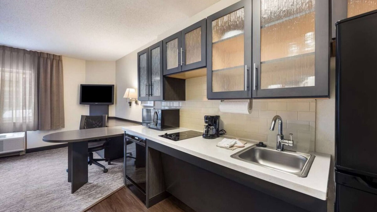 Troy Resort | A Convenient Suite for Your Detroit and Troy Adventures! Kitchen Available!