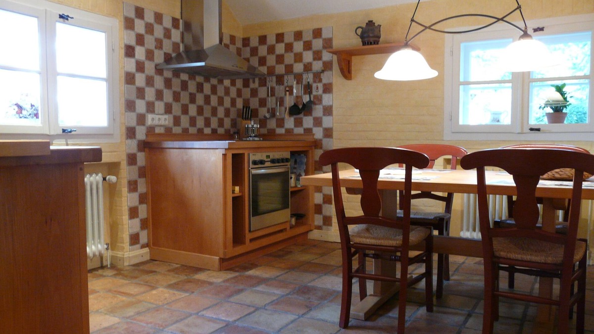 Jork Cottage | A converted fruit barn, thatched, on 2 floors with 2 bedrooms