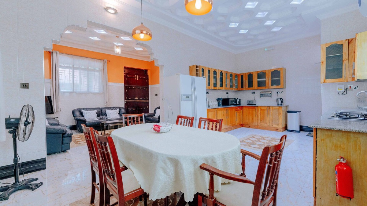 Mazizini House | a cool 3 bed bungalow, a hop away from the airport