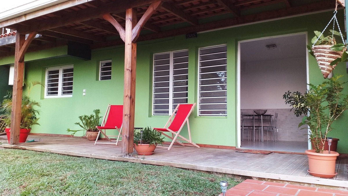 Saint-Joseph Apartment | A corner of greenery .