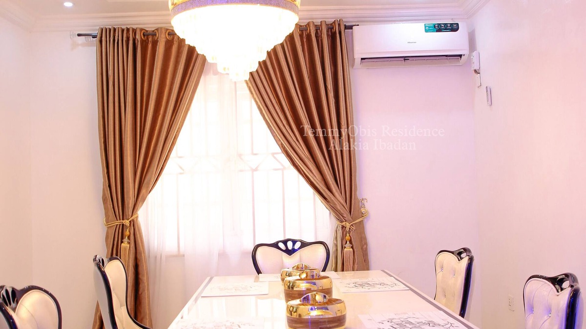Ibadan House | A Cosy 5 bedroom, 2 living-room 2 kitchen and 6 bathroom available for short let