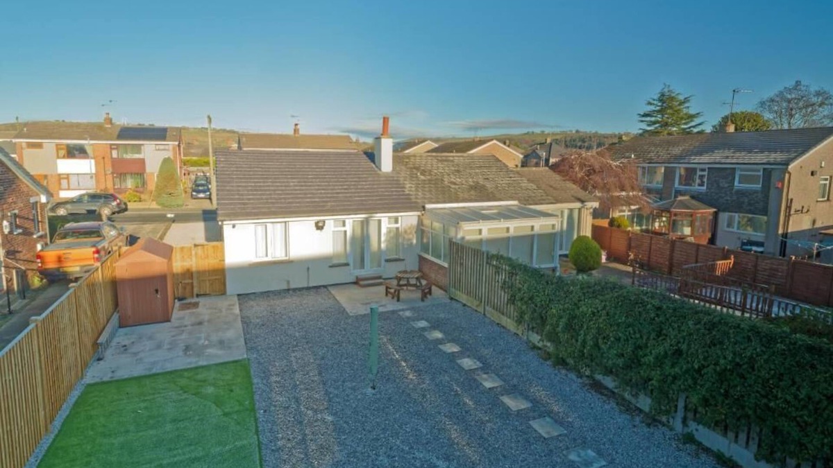 Ogden House | A cosy but modern bungalow with large secured & private garden.