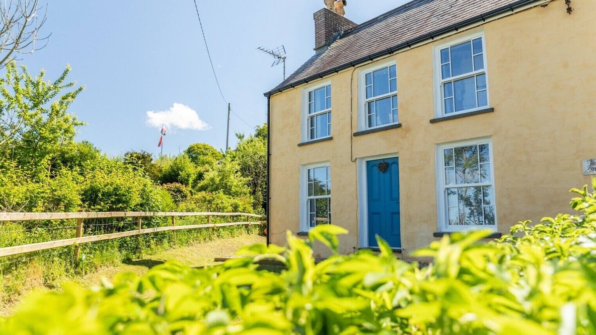 St Dogmaels House | A cosy cottage full of character, comfort & style.