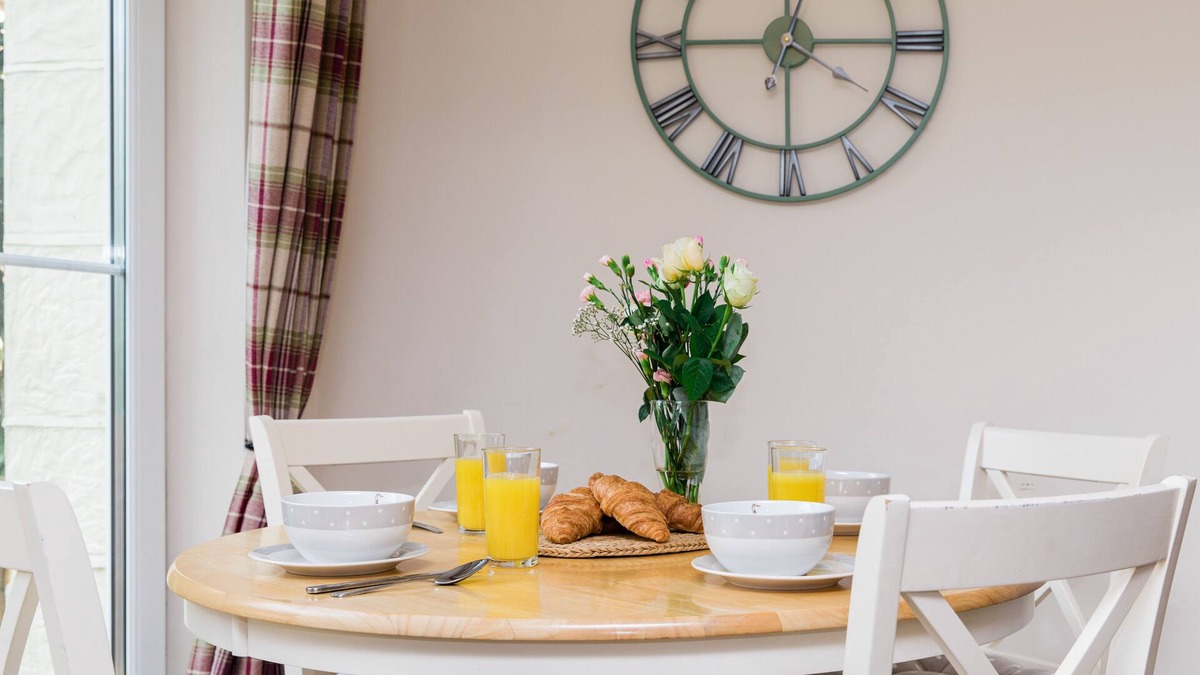 Shanklin Cottage | A cosy cottage in Shanklin Old Town with 15% off Red Funnel travel.