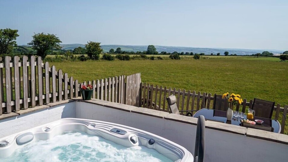 Cardigan Cottage | A cosy countryside cottage with a hot tub under the stars.