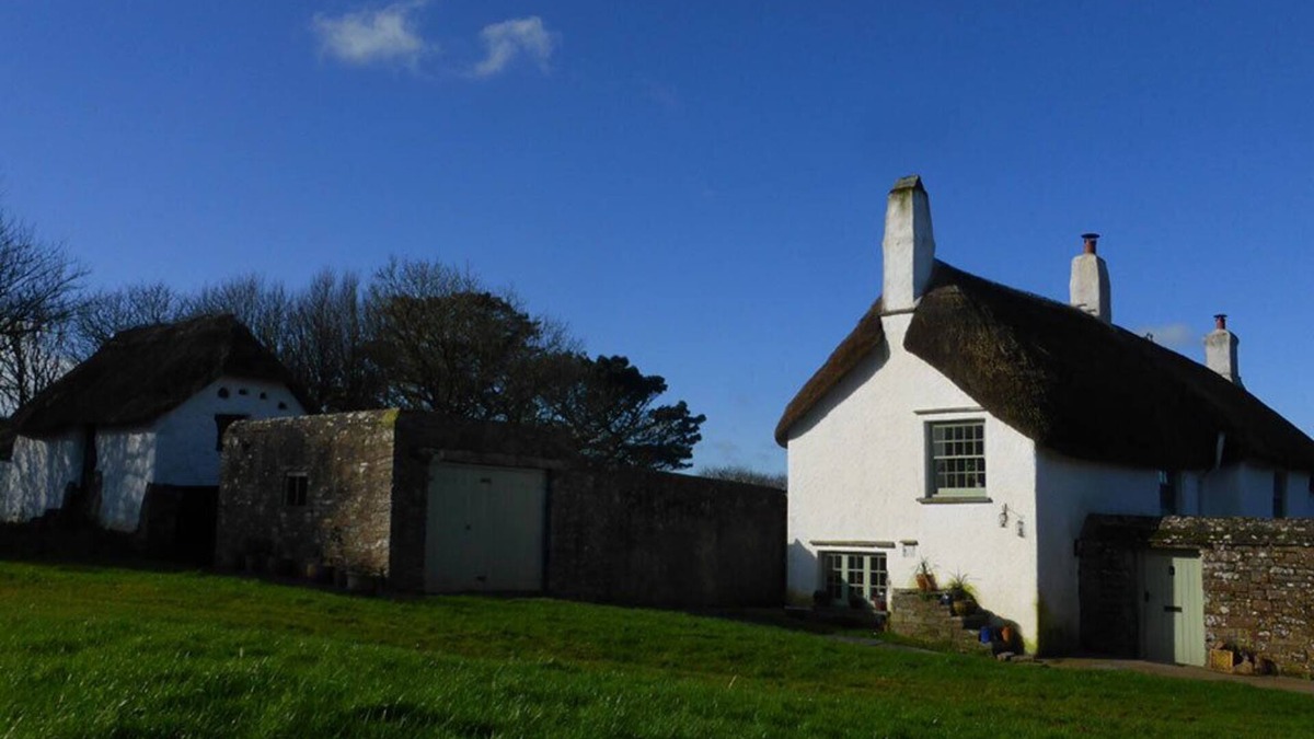 Hartland Cottage | A cosy thatched cottage in coastal location - a perfect eco-retreat for four