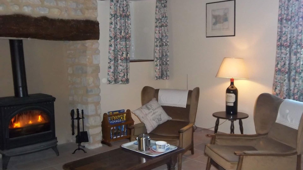 Le Breuil-en-Bessin Cottage | A Cosy Tranquil Cottage (with Mod Cons). Close to Bayeux and Normandy Beaches.