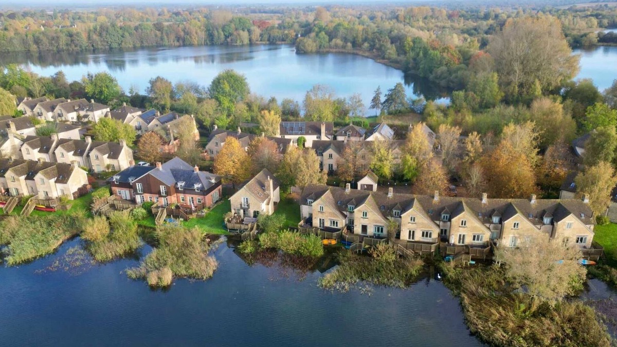 Cirencester Cottage | A cotswold stone waterside cottage that sleeps 6 guests in 3 bedrooms
